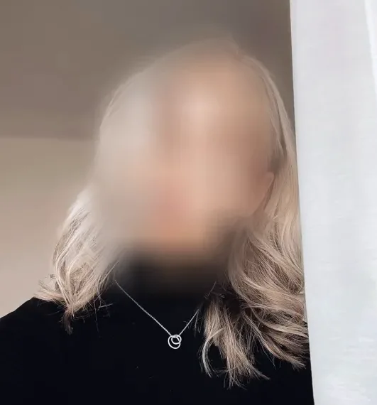 Esra, 24