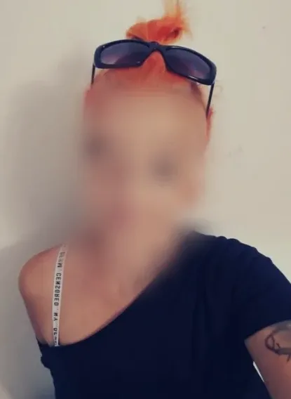Lara, 35