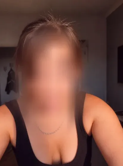 Mia, 34