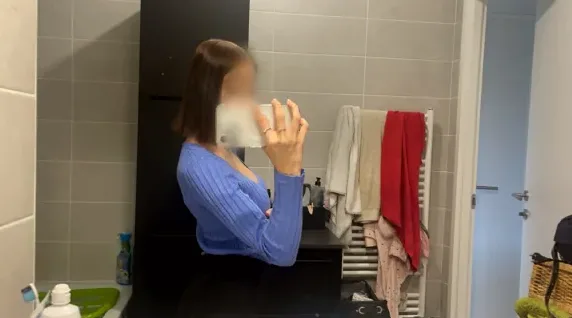 Mia, 21