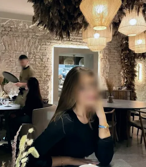 Mirela, 25