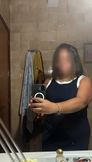 Nina, 22